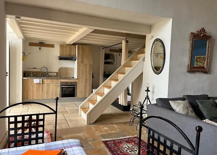 Loft Dans Un Chateau En Pierres Dorees